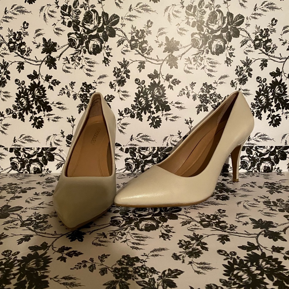 - Brand New Aerosoles bone heels sz 10